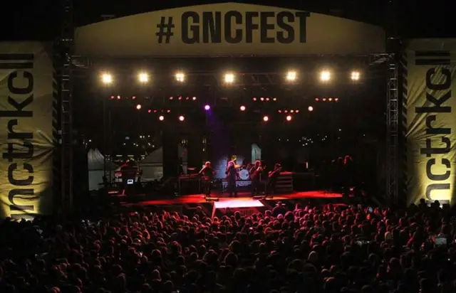 Gece, kalabalığın önünde #GNCFEST yazılı konser sahnesi