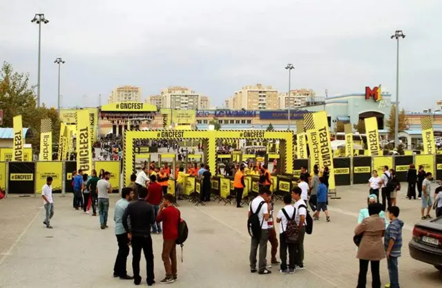 Sarı-siyah #GNCFEST giriş kapıları ve festival alanında katılımcılar