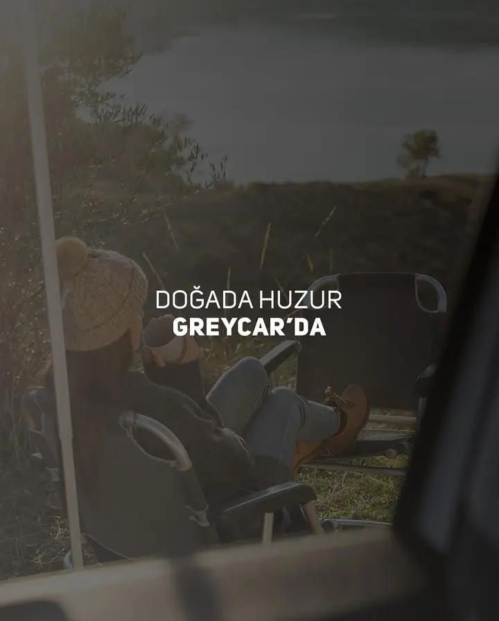 Doğada araca yaslanıp dinlenen kişi; üzerinde “Doğada huzur GREYCAR’da” yazıyor