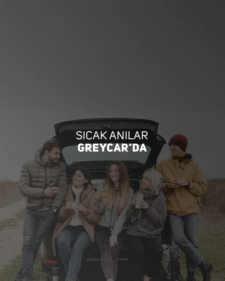 Aracın açık bagajında oturup sohbet eden arkadaş grubu; üzerinde “Sıcak anlar GREYCAR’da” yazıyor